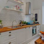 Кухня в белом с деревянной столешницей без верхних шкафов