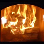 При розжиге сверху дрова сгорают медленнее, так как горит только верхняя часть закладки