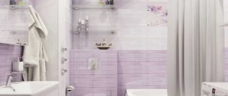 Сиреневая плитка на стене ванной комнаты
