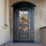 Входная дверь – главное украшение частного дома
